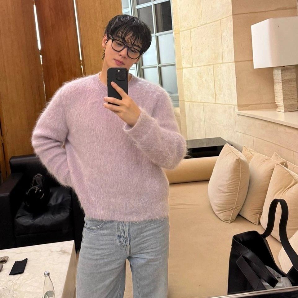 A moment captured by a fan of Cha Eunwoo