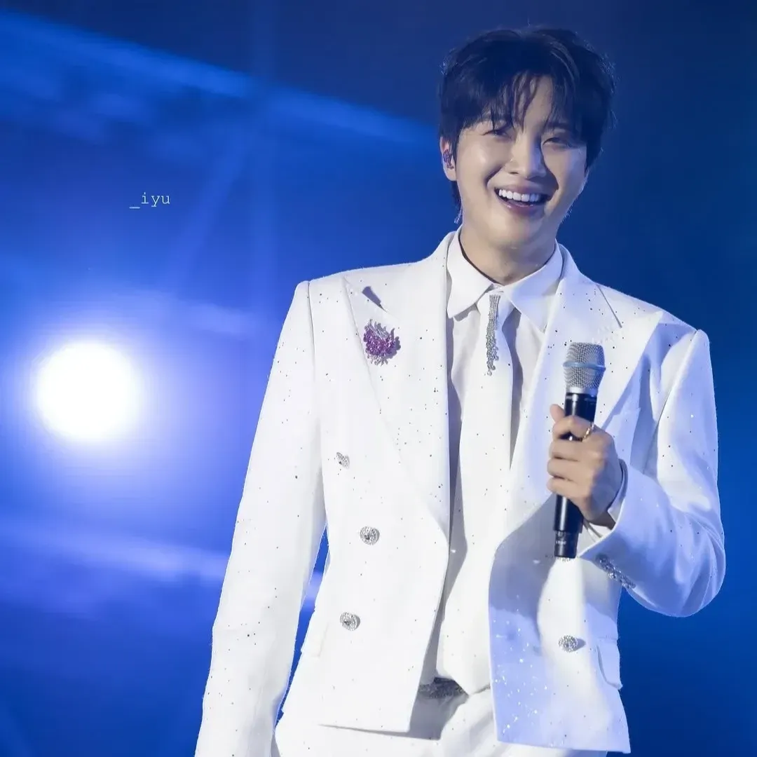 A moment captured by a fan of Hwang Yunsung