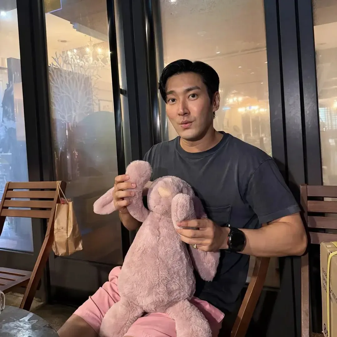 Behind-the-scenes cut of Choi Siwon