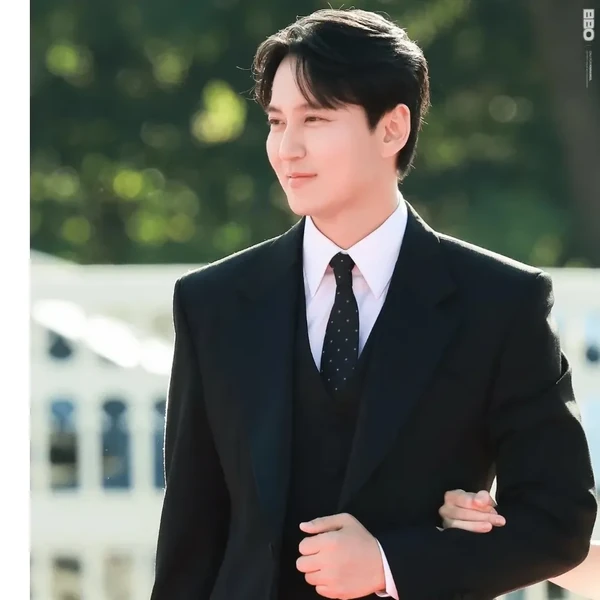 Popular profile photo of Kim Namgil loved by fans