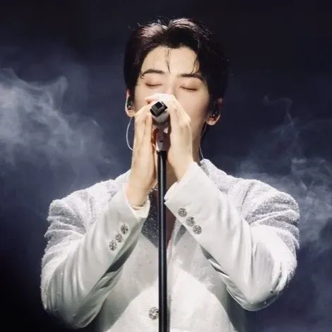 A moment captured by a fan of Cha Eunwoo