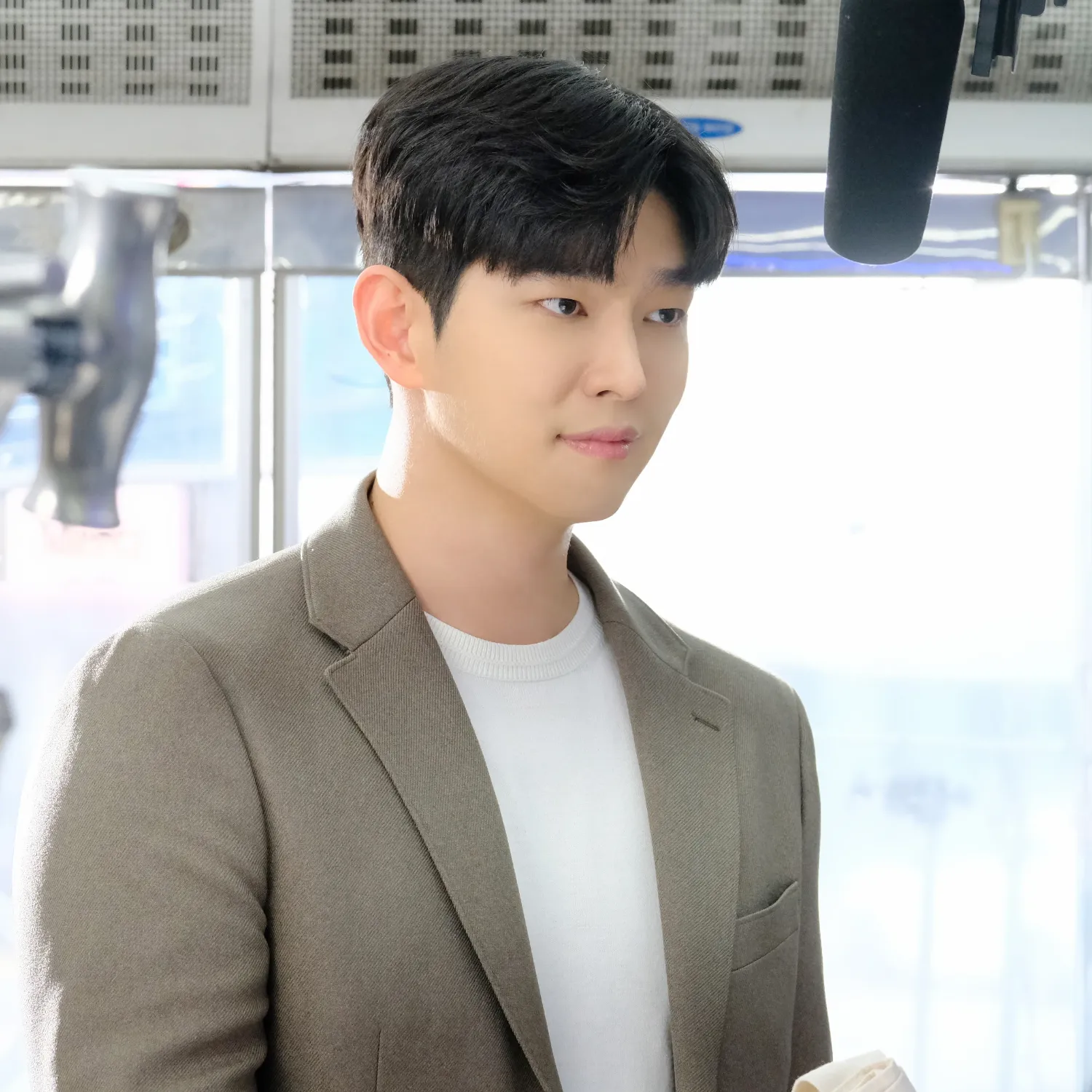 A moment captured by a fan of Yoon Kyunsang