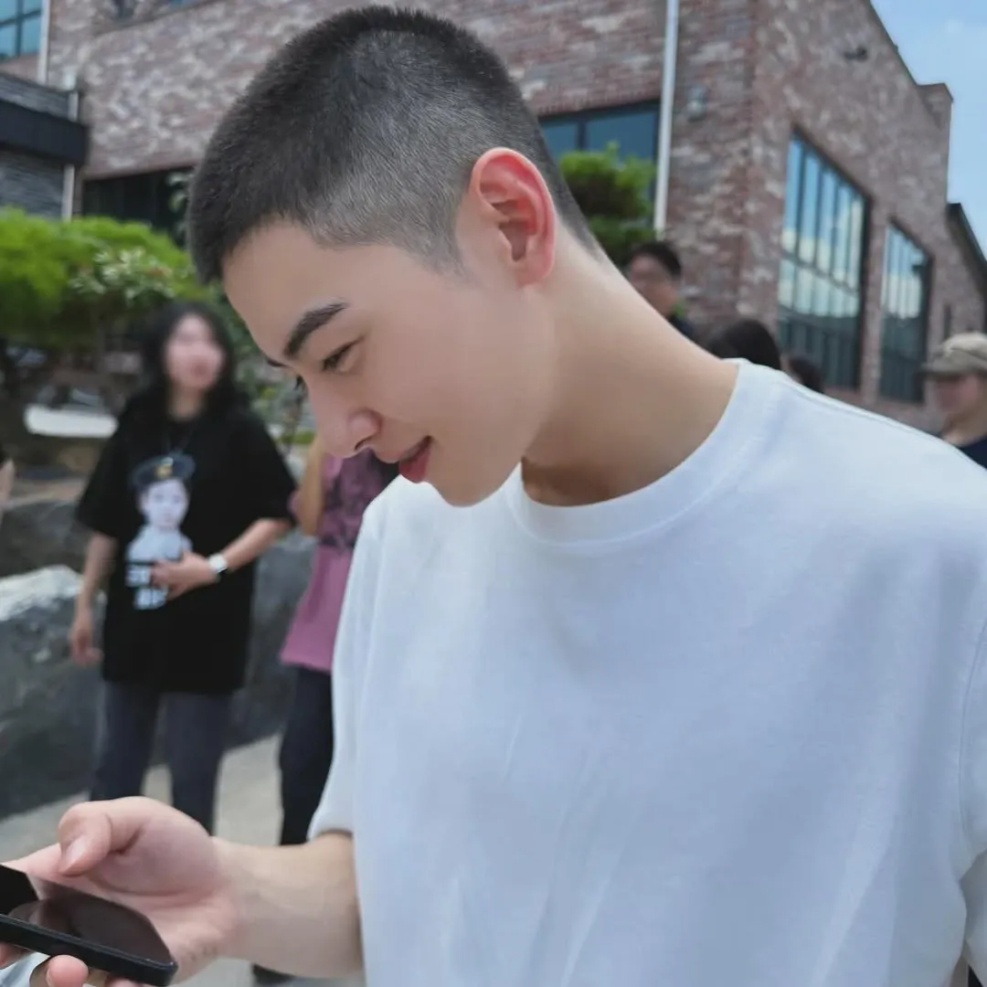 Behind-the-scenes cut of Cha Eunwoo