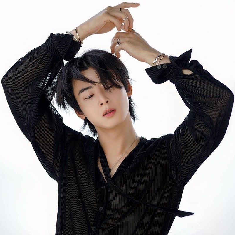 Behind-the-scenes cut of Cha Eunwoo