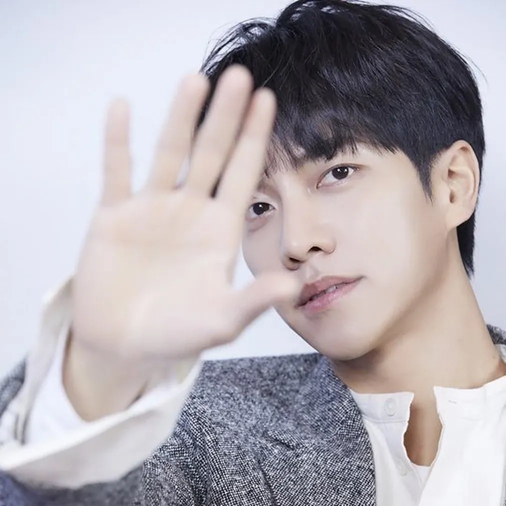 Latest photo of Lee Seunggi