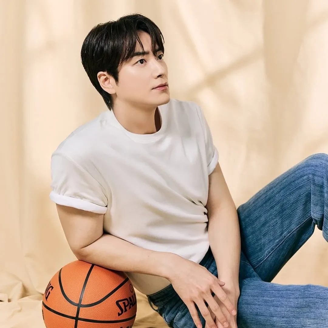 Behind-the-scenes cut of Lee Joonhyuk