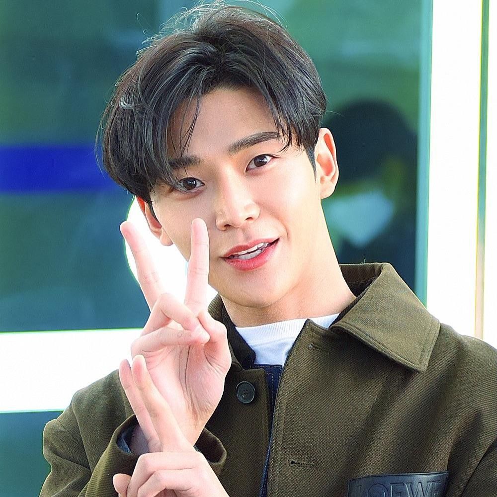 로운의 최신 사진