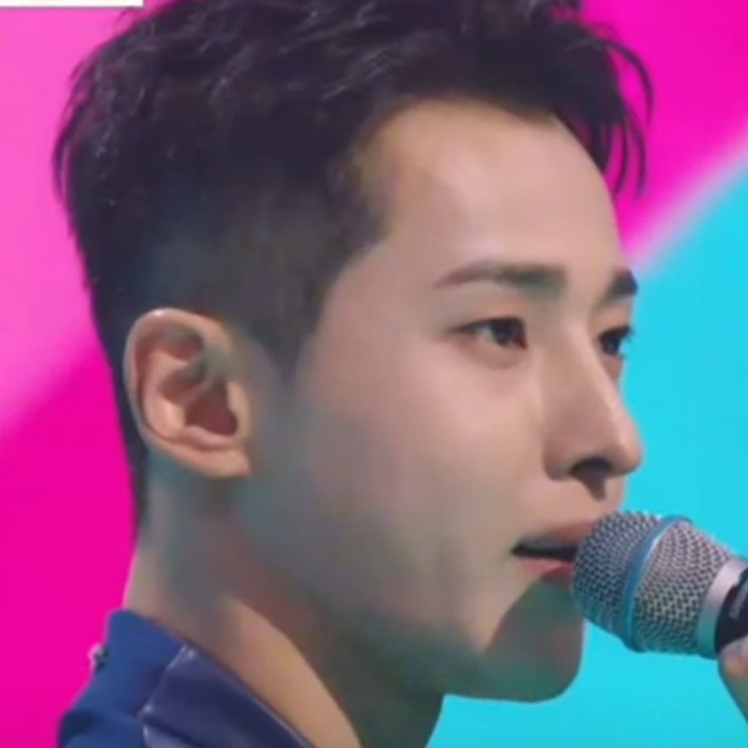 A moment captured by a fan of Seong Ri