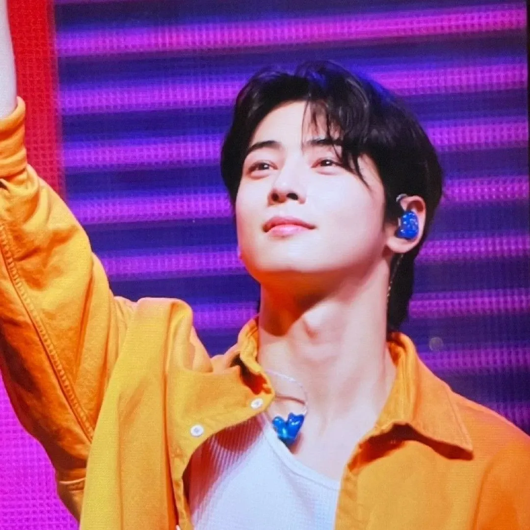 Behind-the-scenes cut of Cha Eunwoo