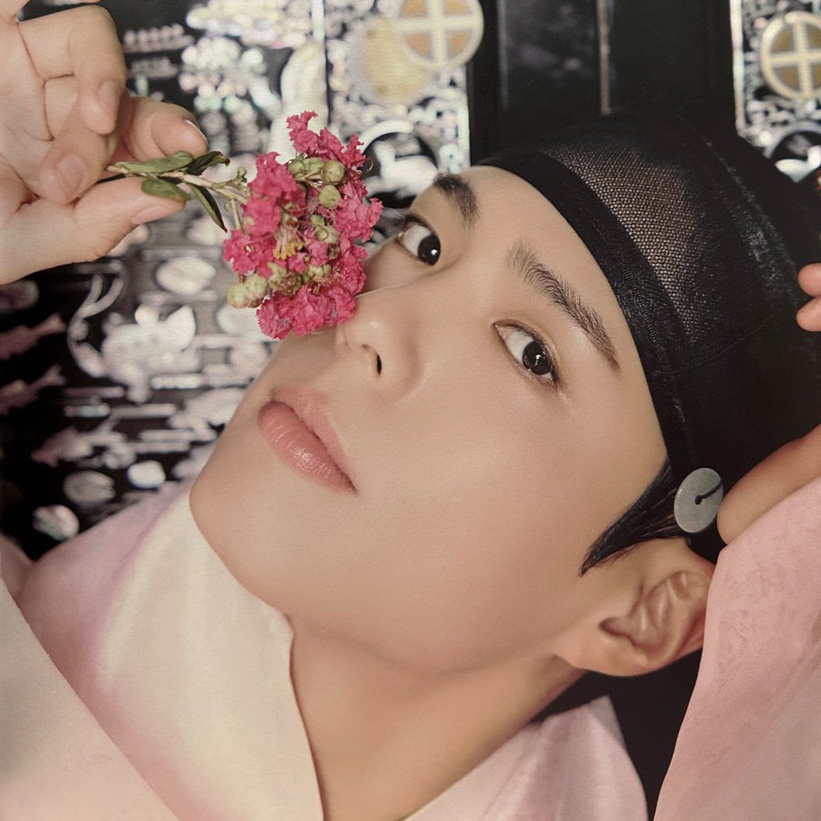 A moment captured by a fan of Park Bogum