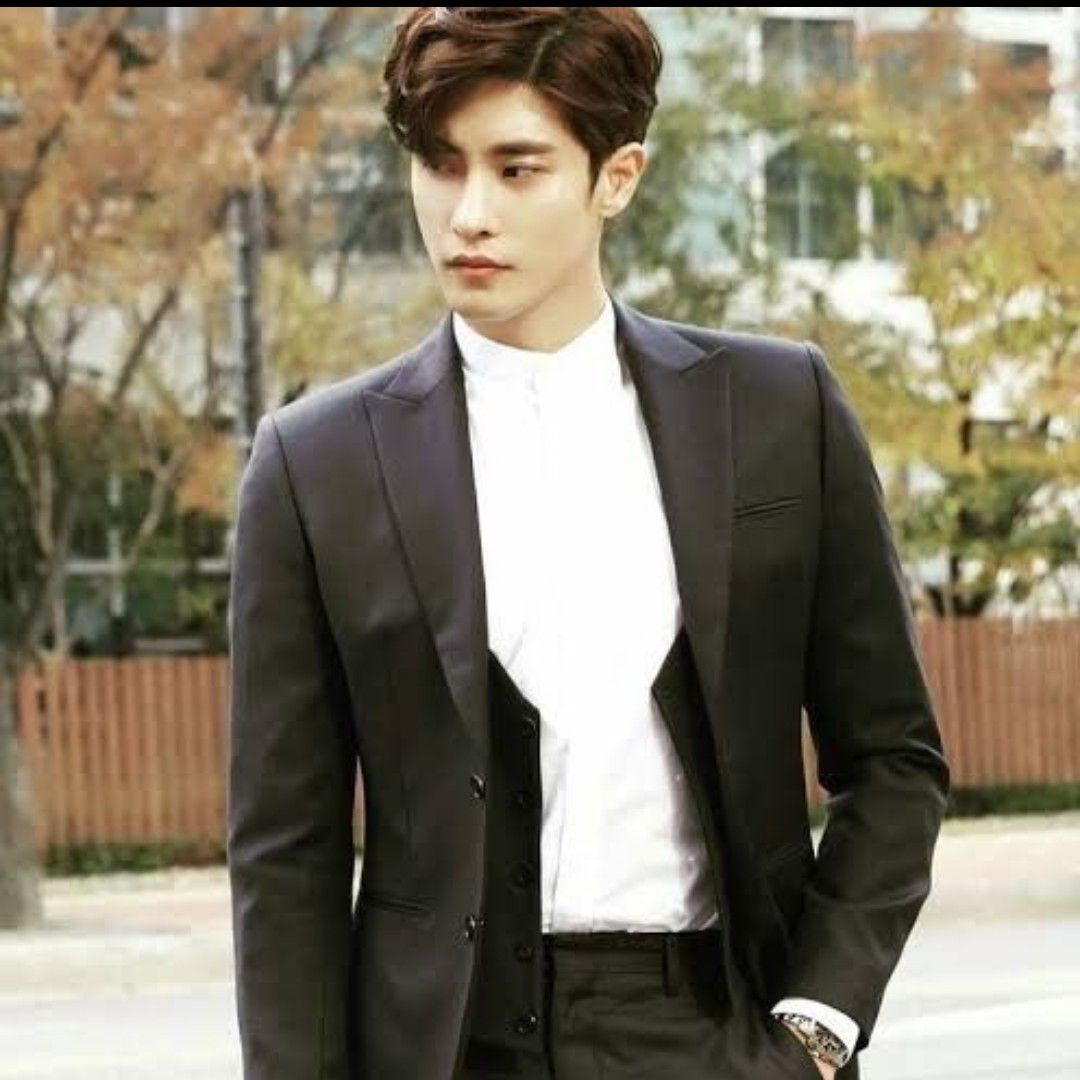 Behind-the-scenes cut of Sunghoon