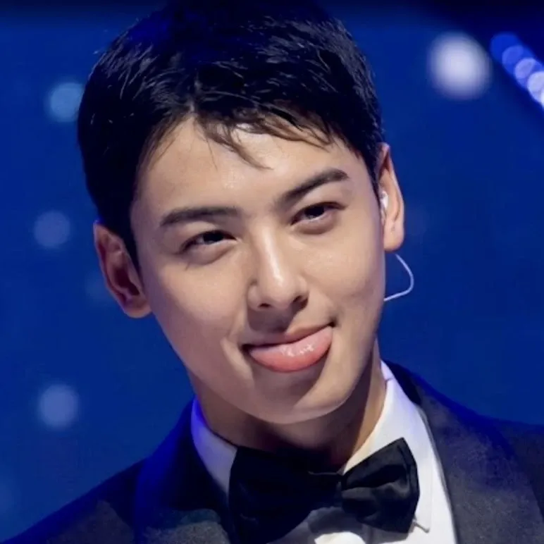 Behind-the-scenes cut of Cha Eunwoo