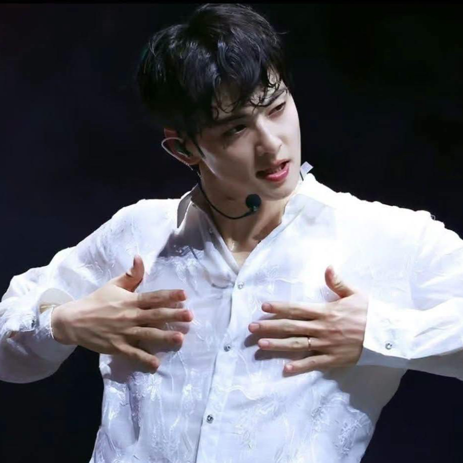 Recent activity shot of Cha Eunwoo