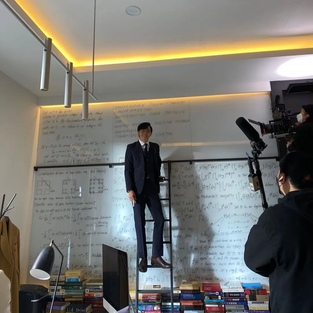 粉丝拍下的金材昱瞬间