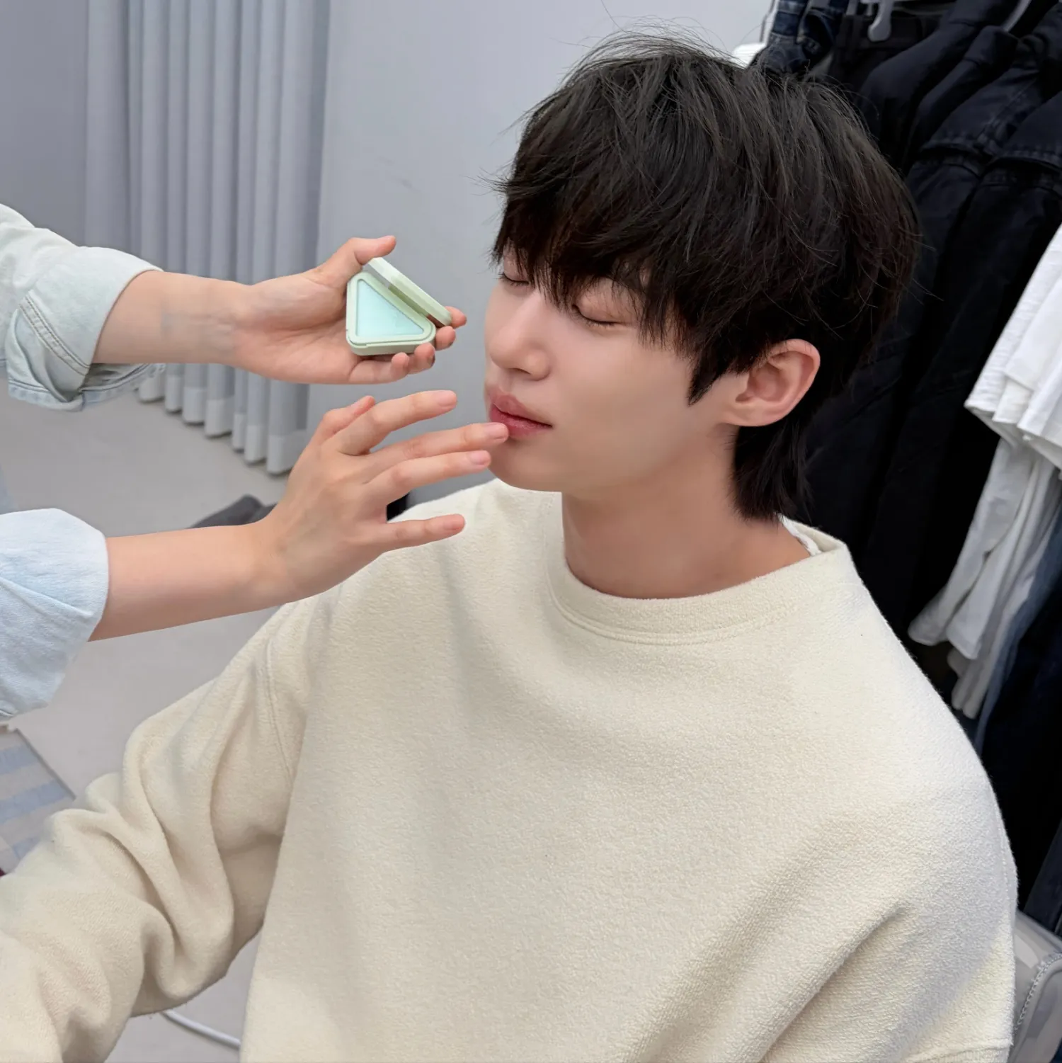 Behind-the-scenes cut of Byeon Wooseok
