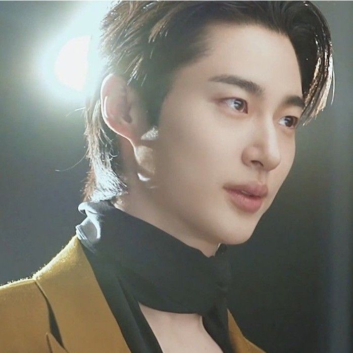 粉丝拍下的边佑锡瞬间