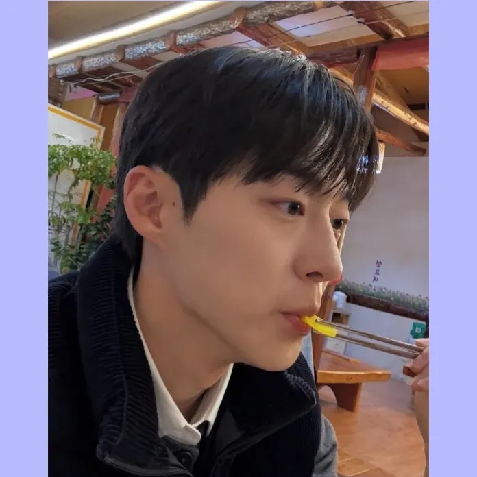 A moment captured by a fan of Bae Inhyuk