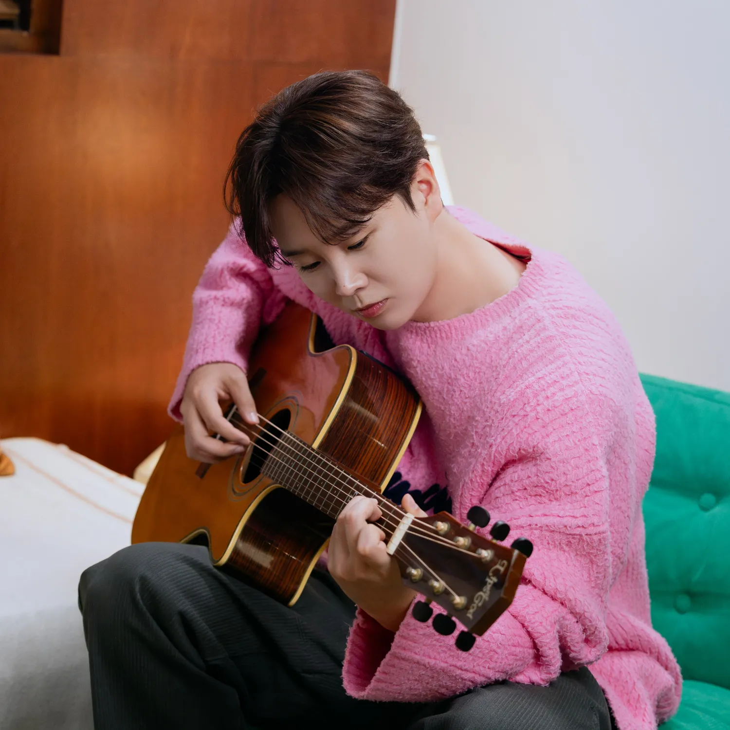 Behind-the-scenes cut of Song Minjun