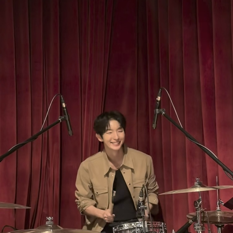 A moment captured by a fan of Lee Joongi