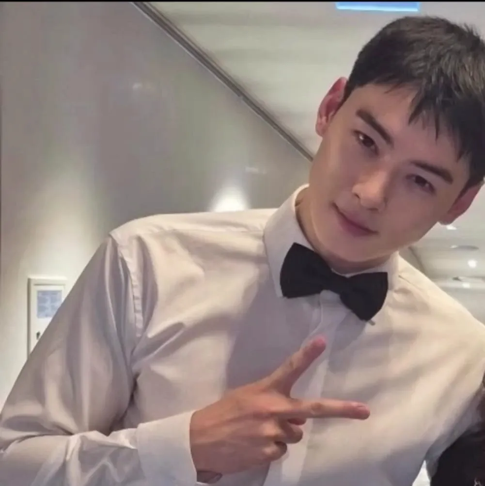 Latest photo of Cha Eunwoo