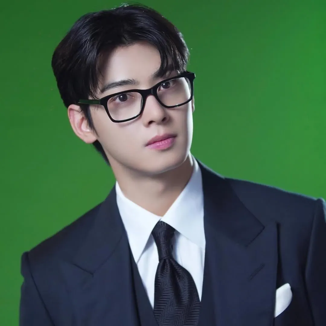 Behind-the-scenes cut of Cha Eunwoo