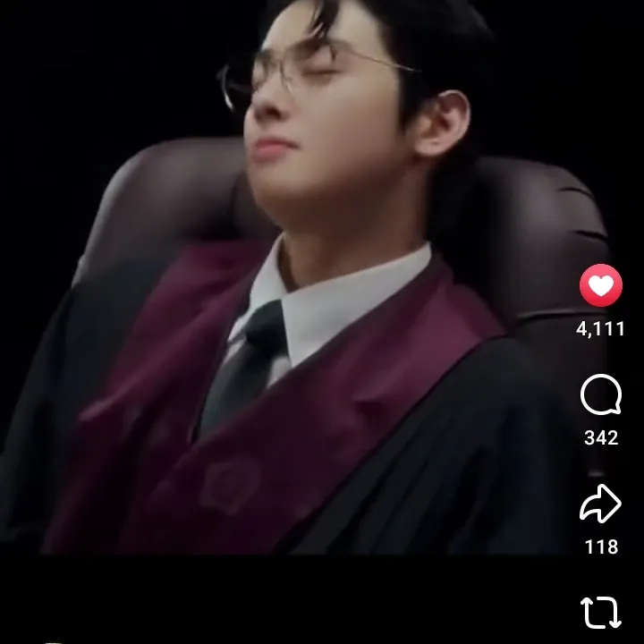 Behind-the-scenes cut of Cha Eunwoo