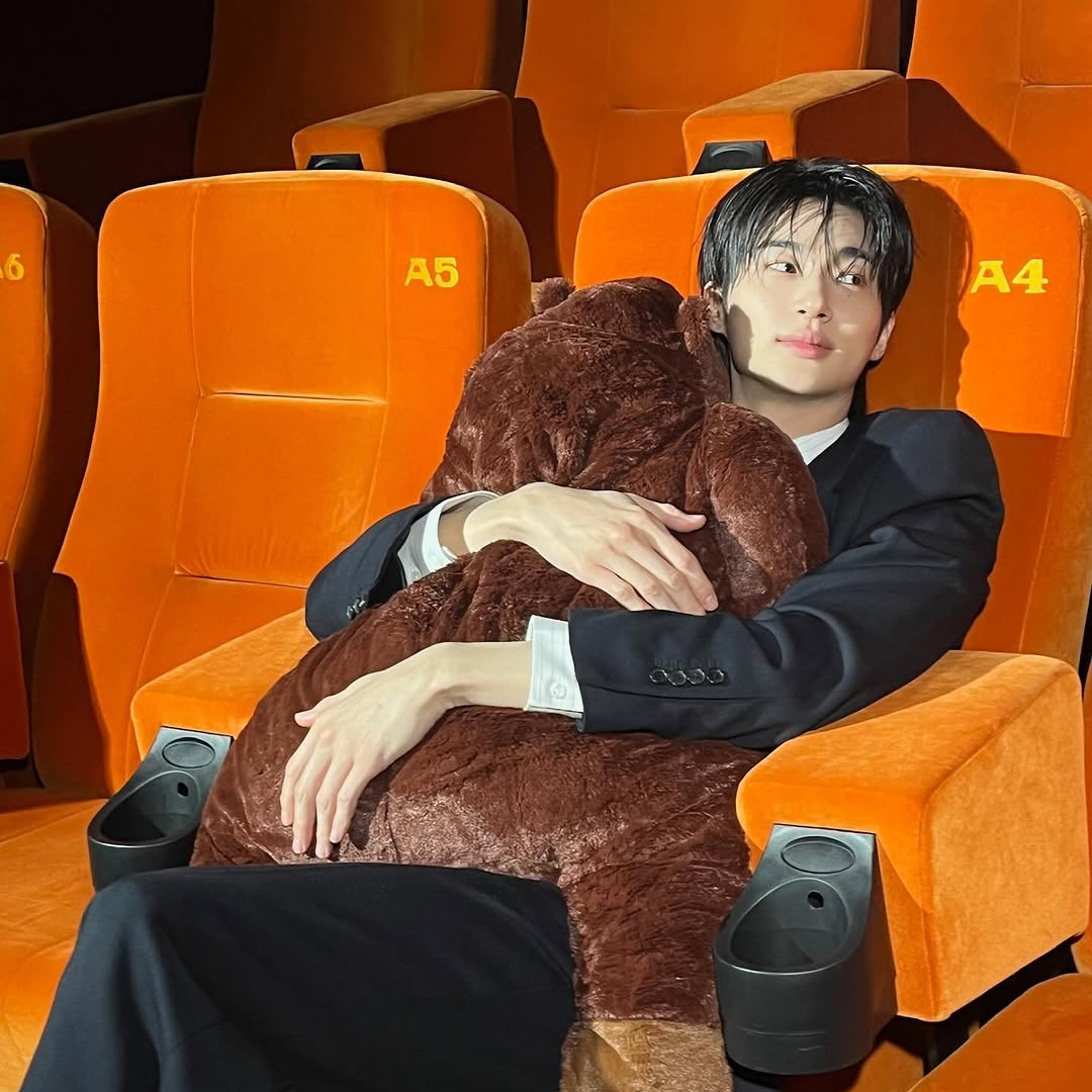 Behind-the-scenes cut of Byeon Wooseok