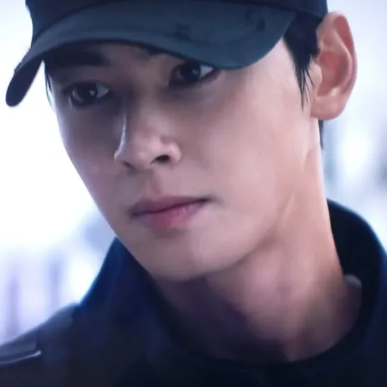 Behind-the-scenes cut of Cha Eunwoo