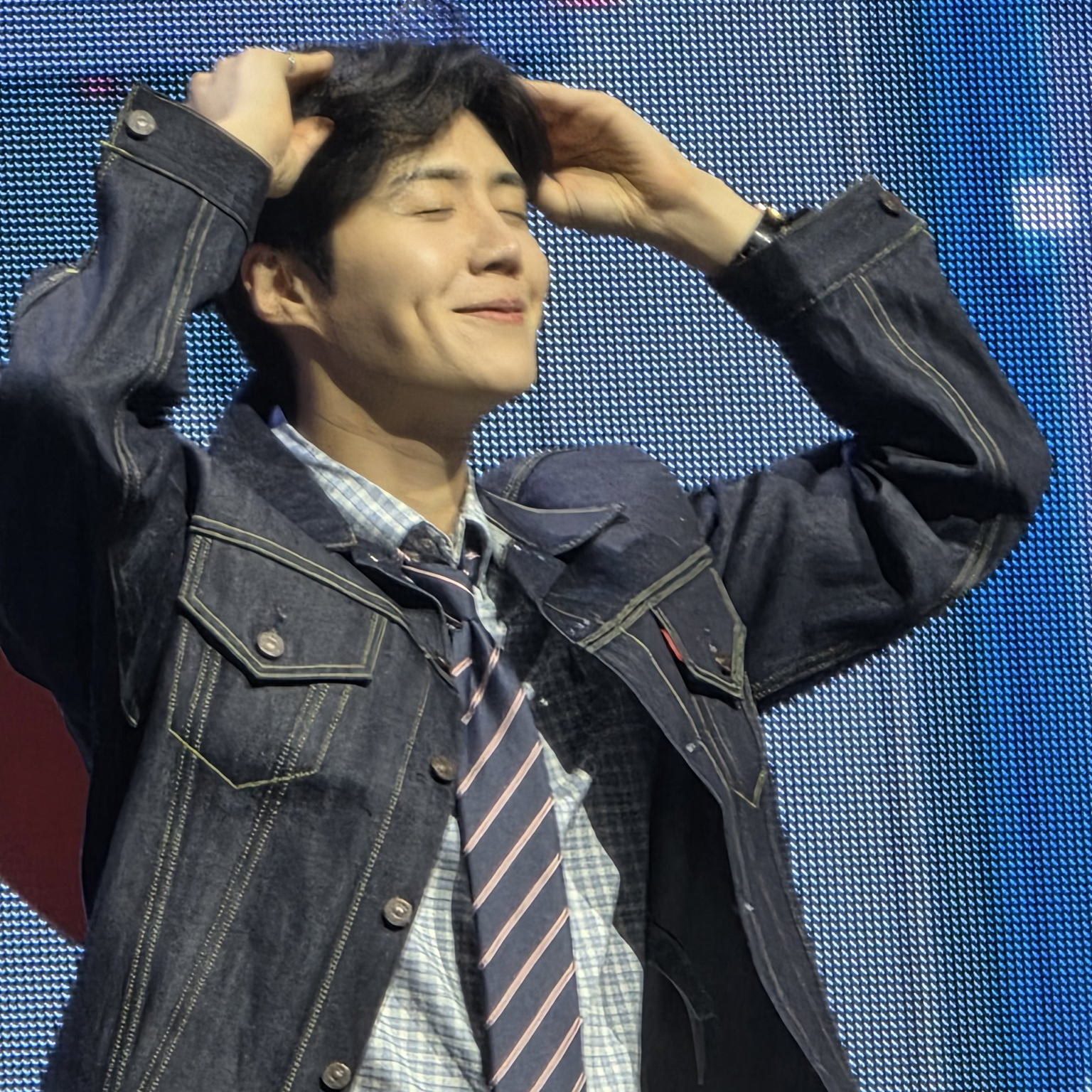 粉丝拍下的金宣虎瞬间