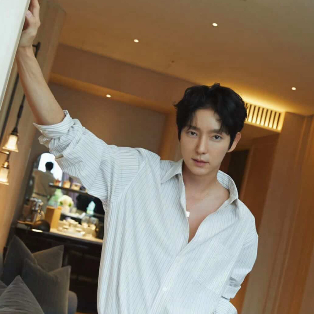 Behind-the-scenes cut of Lee Joongi