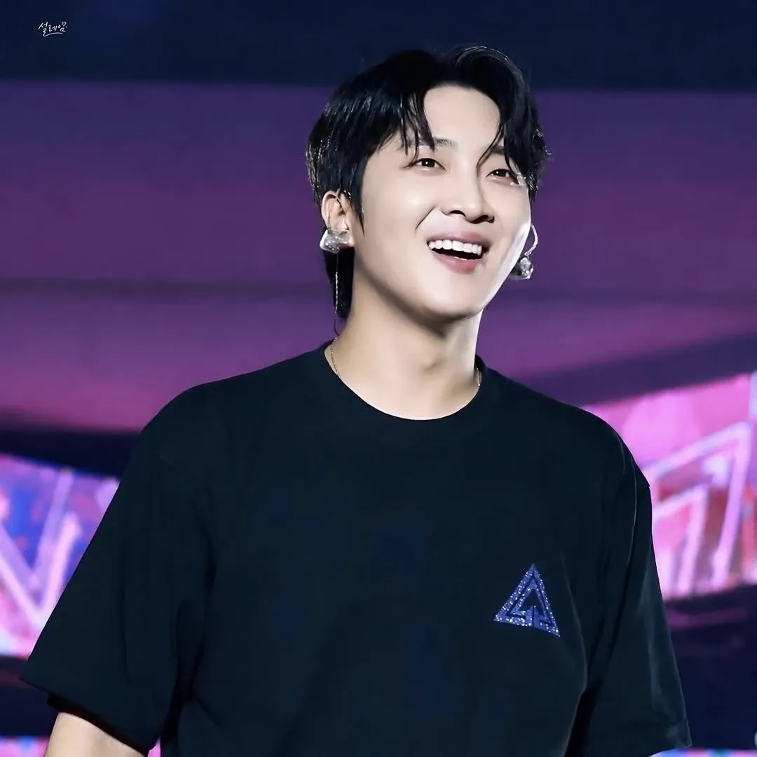 A moment captured by a fan of Hwang Yunsung