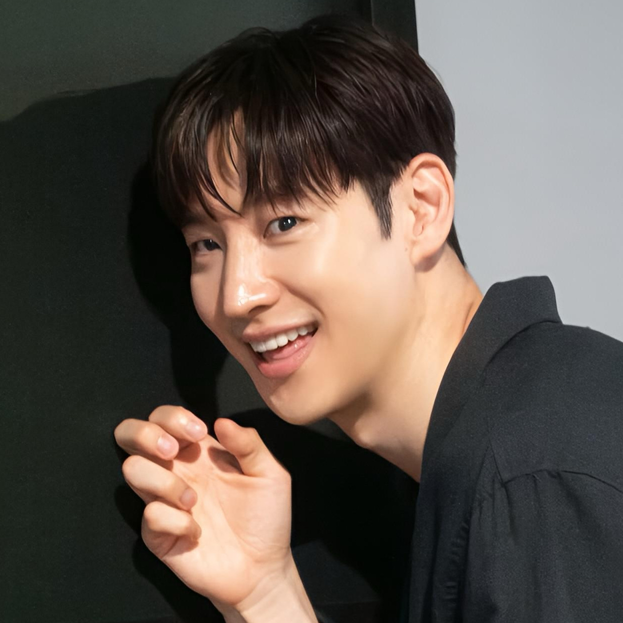 Behind-the-scenes cut of Lee Jaehoon