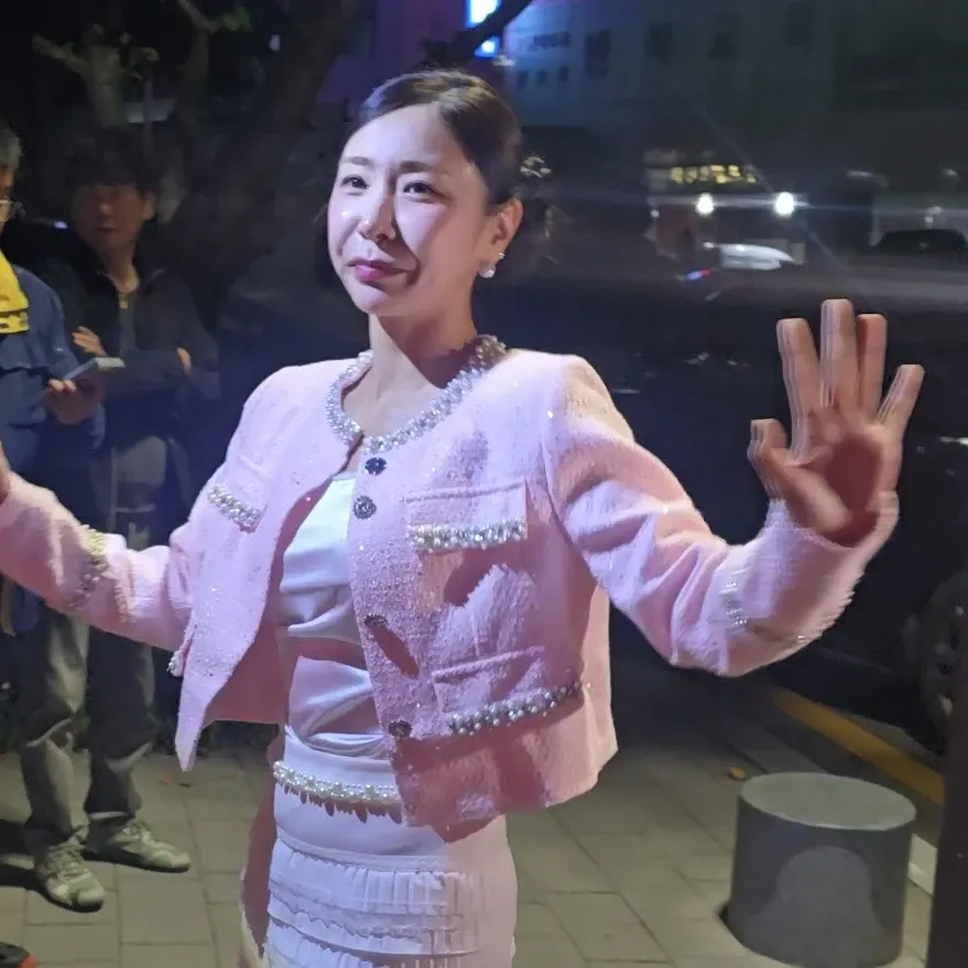 A moment captured by a fan of Huh Chanmi