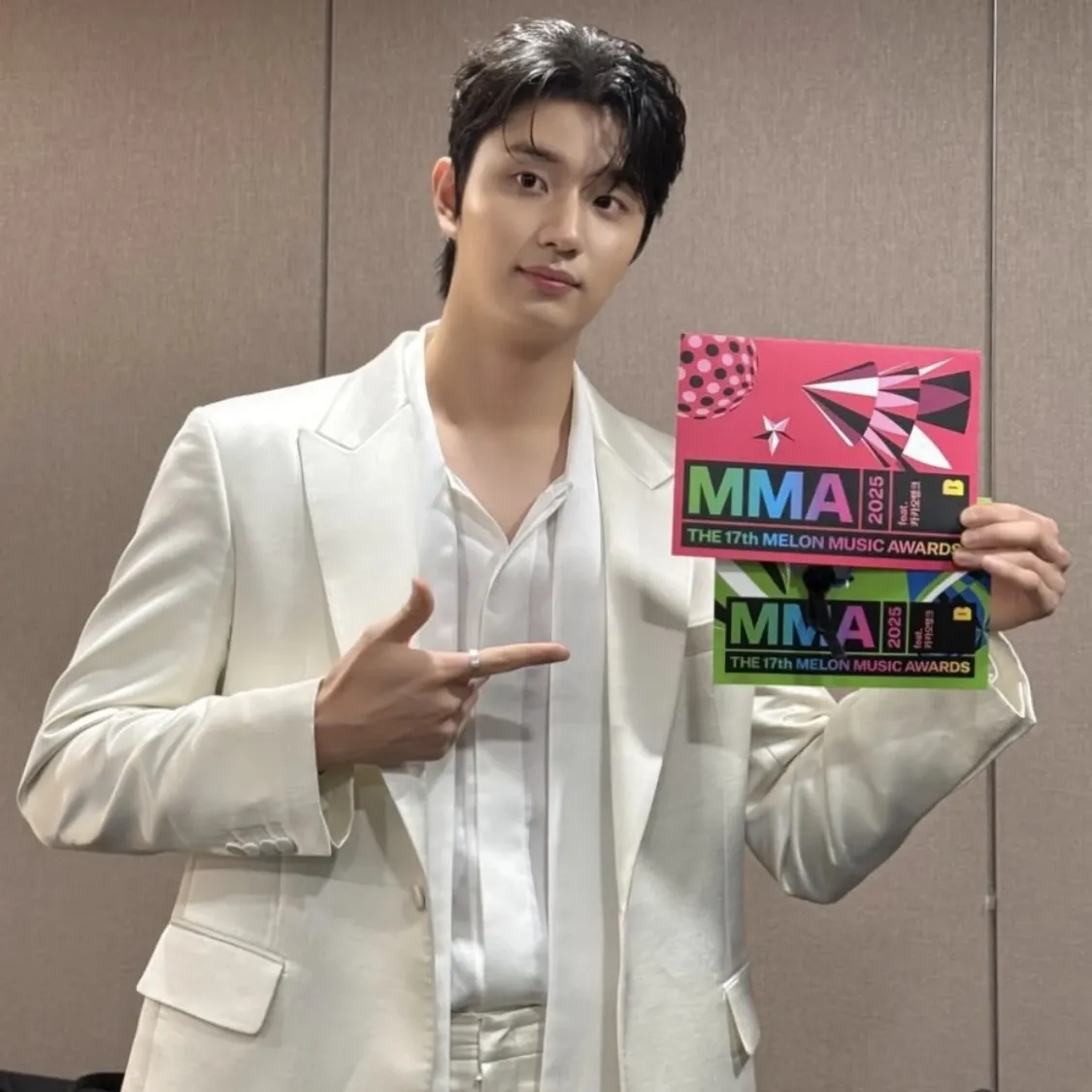 Behind-the-scenes cut of Kim Jaewon