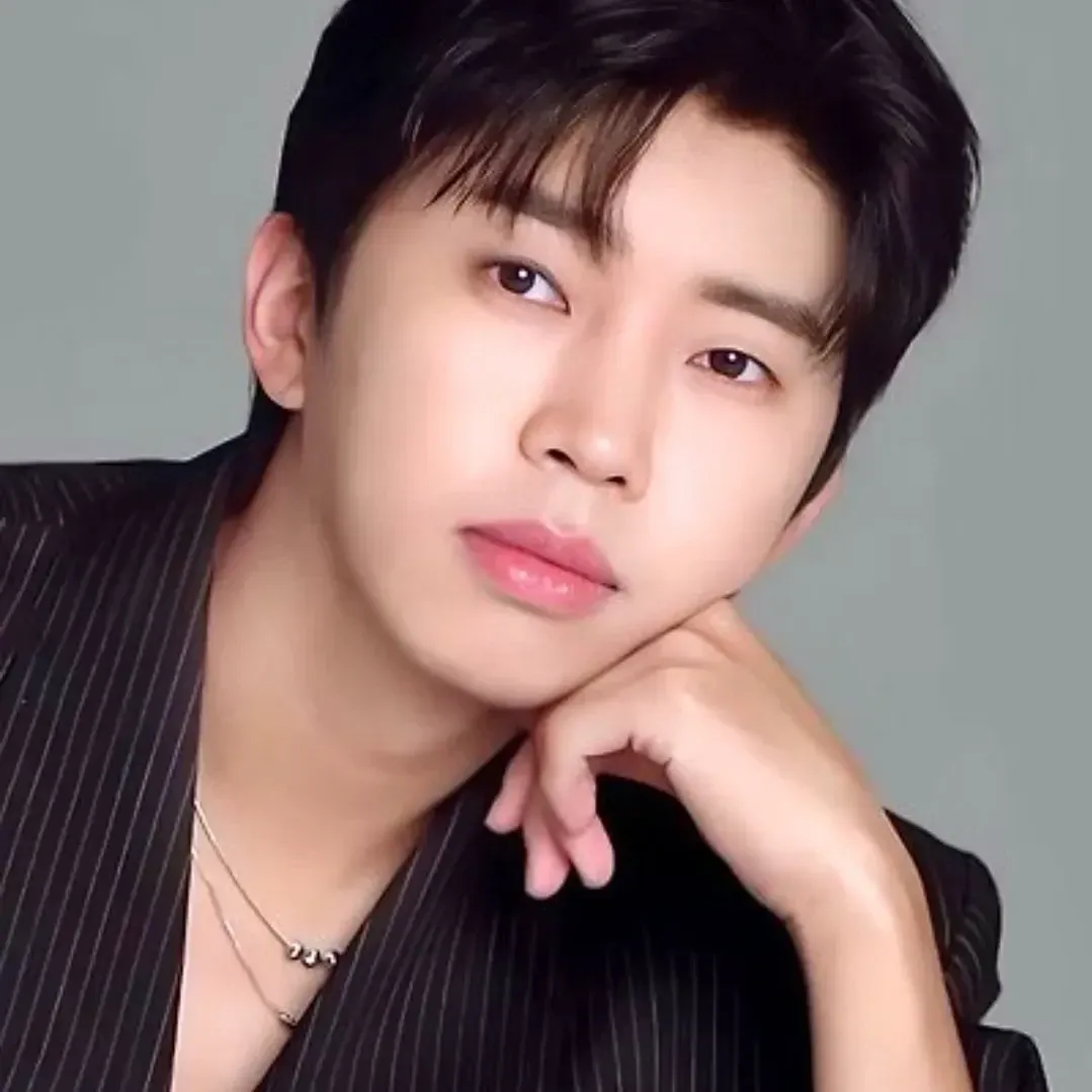 Behind-the-scenes cut of Lim Youngwoong