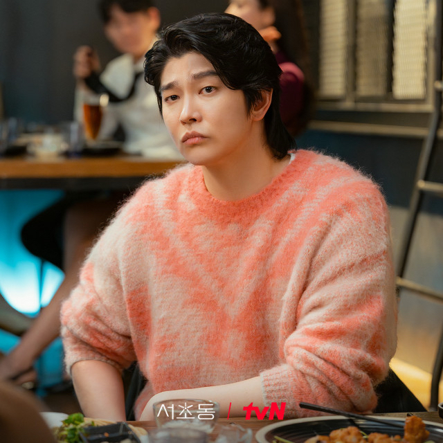 A moment captured by a fan of Yoon Kyunsang