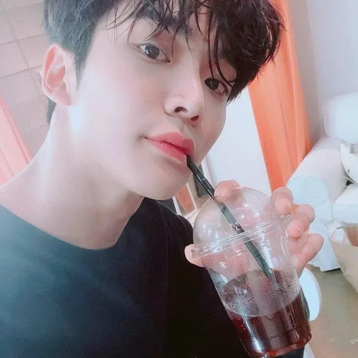 Momen yang diabadikan oleh penggemar Rowoon