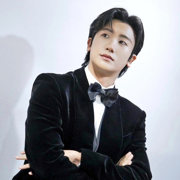 A moment captured by a fan of Park Hyungsik