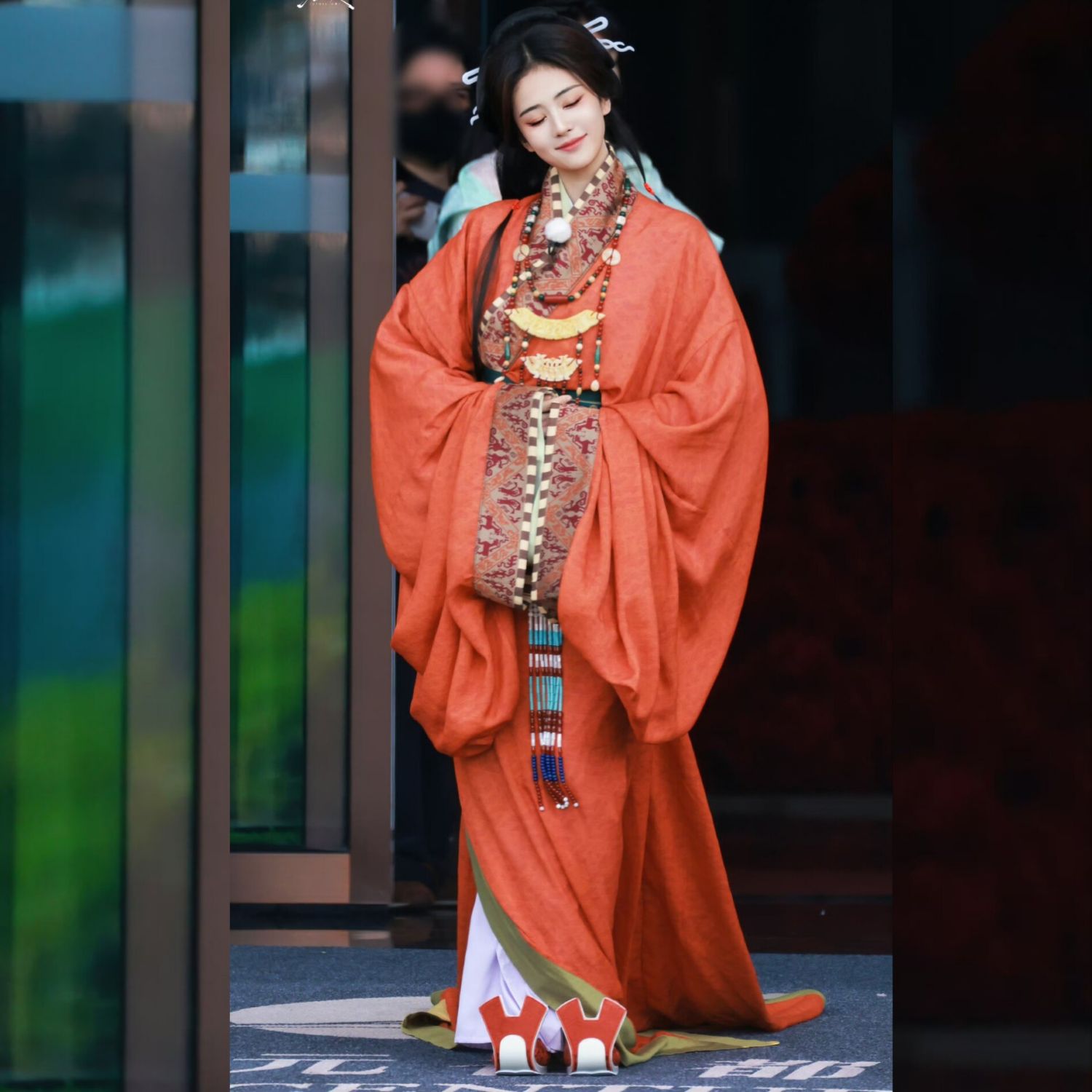 Behind-the-scenes cut of Bai Lu