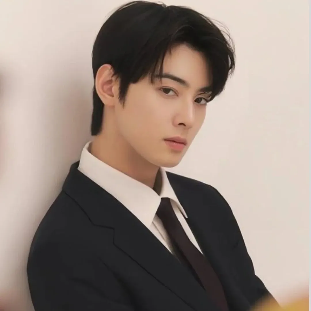 Behind-the-scenes cut of Cha Eunwoo