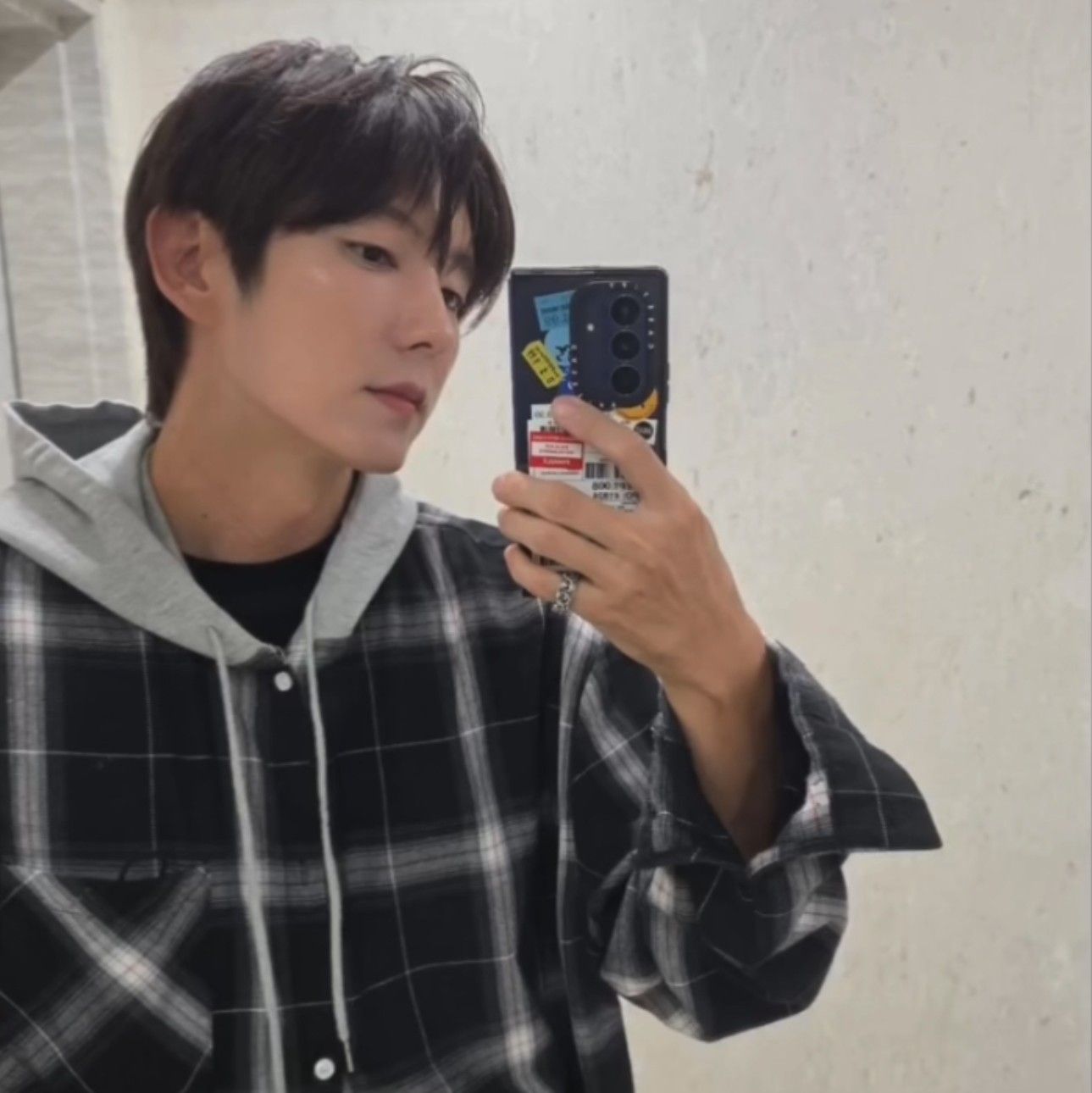 Behind-the-scenes cut of Lee Joongi