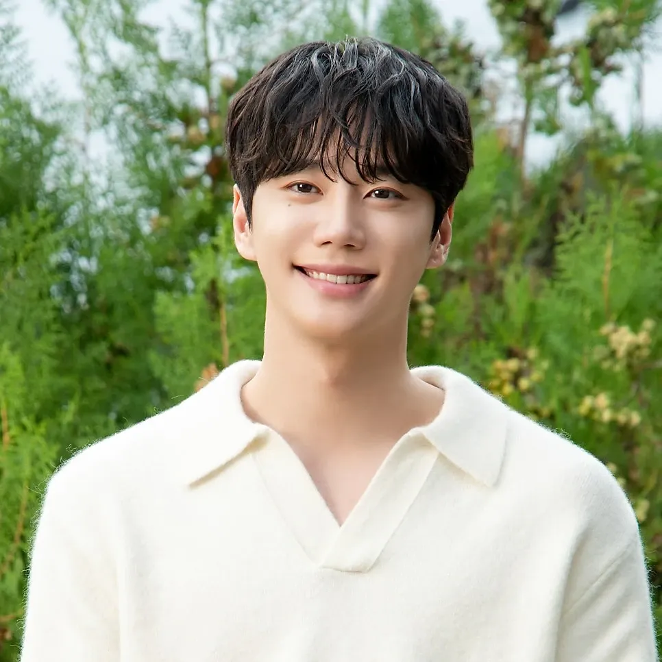 Behind-the-scenes cut of Lee Junyoung