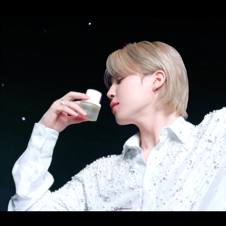 Behind-the-scenes cut of Ha Jimin