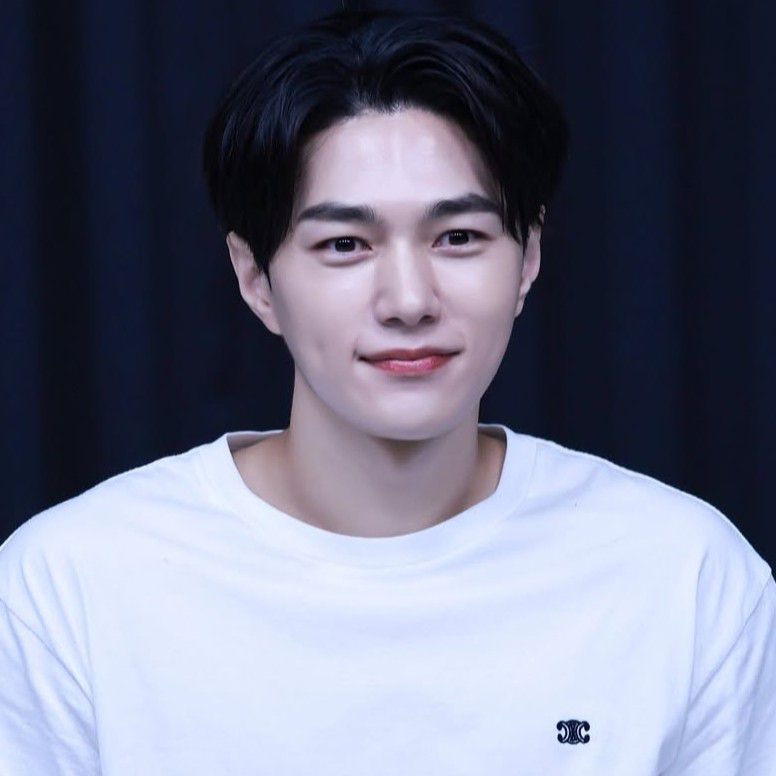 Latest photo of Kim Myungsoo (L)