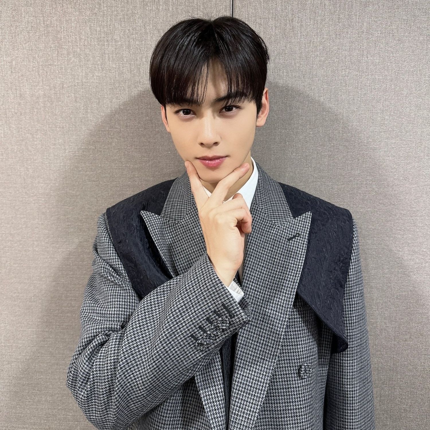 Behind-the-scenes cut of Cha Eunwoo