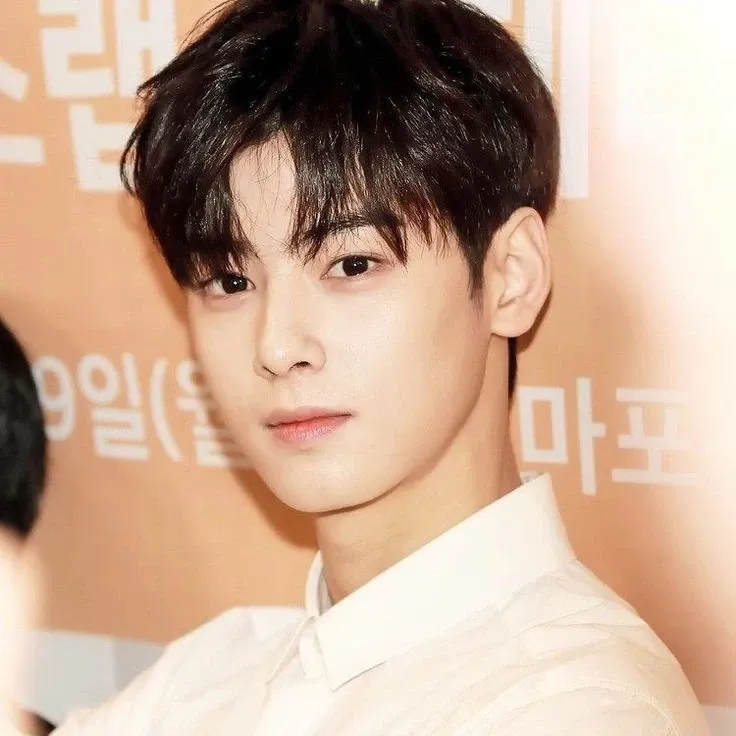 Behind-the-scenes cut of Cha Eunwoo