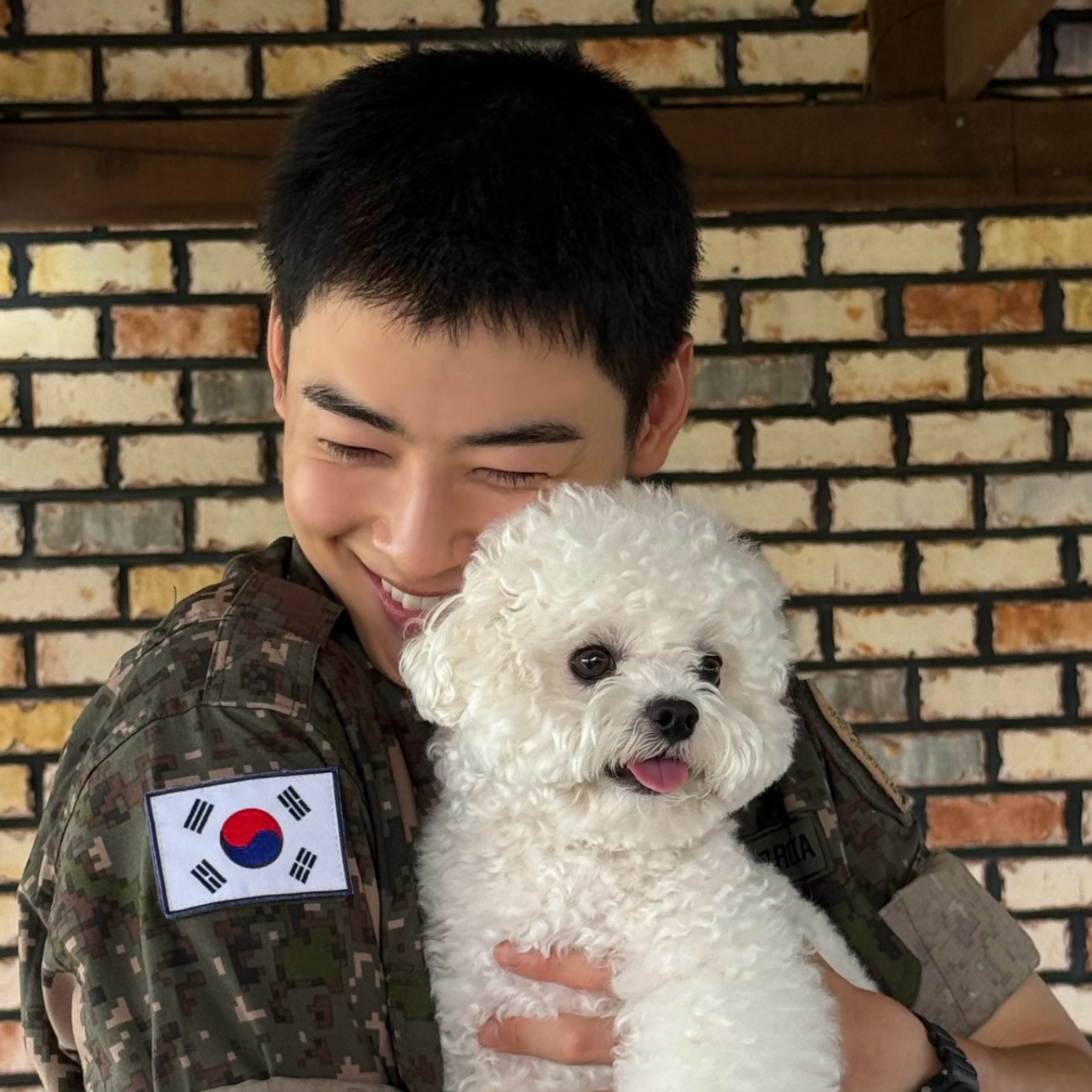 Behind-the-scenes cut of Cha Eunwoo