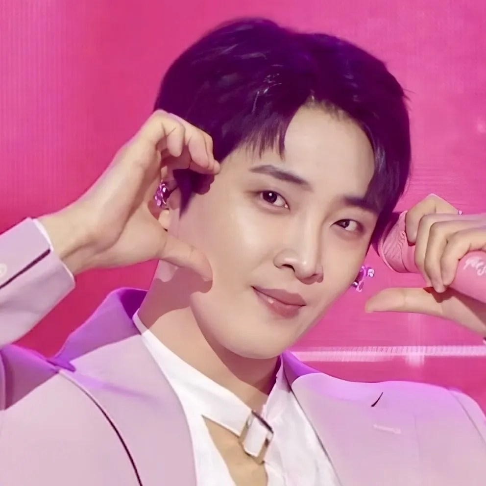 A moment captured by a fan of Hwang Yunsung
