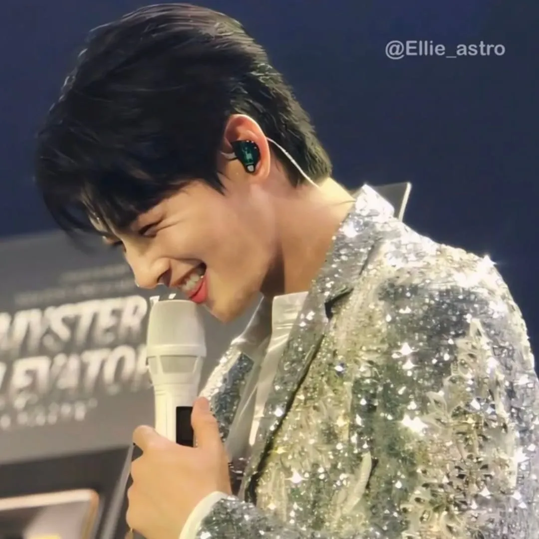 Behind-the-scenes cut of Cha Eunwoo