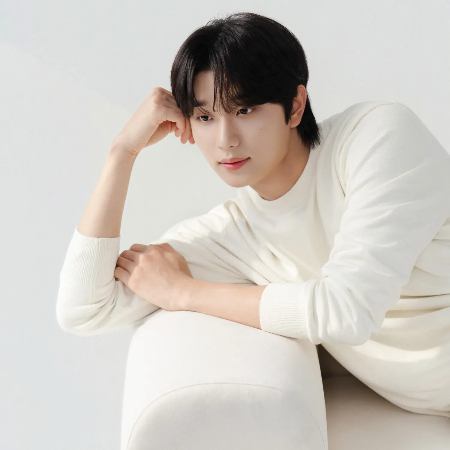 Behind-the-scenes cut of Kim Jaewon